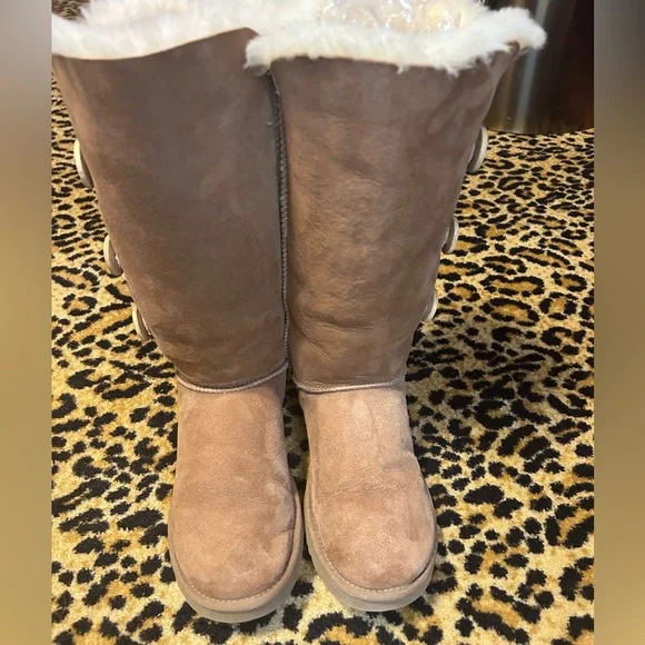 UGG AUSTRALIA Premium 3-Button Boot in Chestnut Size 9 - Picture 6 of 16